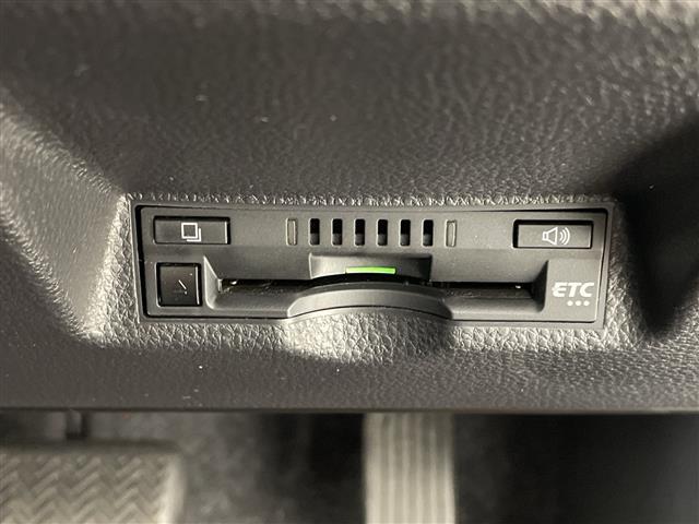 ヤリス ハイブリッドＸ　純正ナビ　ＡＭ　ＦＭ　Ｂｌｕｅｔｏｏｔｈ　バックカメラ　レーダークルーズコントロール　レーンキープアシスト　プリクラッシュセーフティ　ステアリングスイッチ　ビルトインＥＴＣ　オートライト　リモコンキー（8枚目）