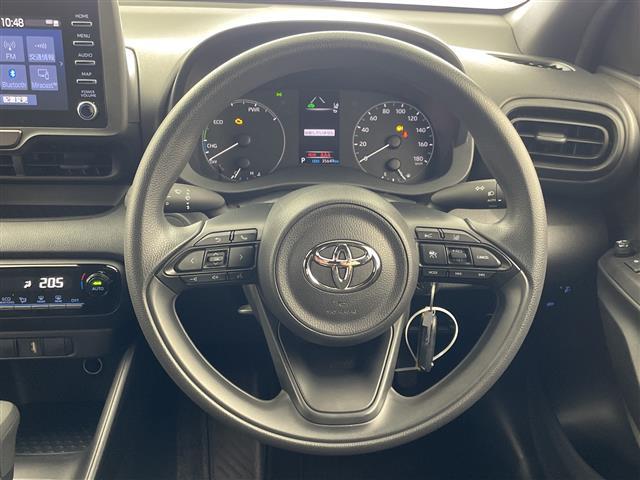 ヤリス ハイブリッドＸ　純正ナビ　ＡＭ　ＦＭ　Ｂｌｕｅｔｏｏｔｈ　バックカメラ　レーダークルーズコントロール　レーンキープアシスト　プリクラッシュセーフティ　ステアリングスイッチ　ビルトインＥＴＣ　オートライト　リモコンキー（11枚目）