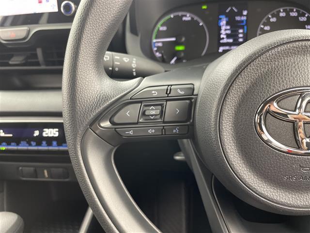 ヤリス ハイブリッドＸ　純正ナビ　ＡＭ　ＦＭ　Ｂｌｕｅｔｏｏｔｈ　バックカメラ　レーダークルーズコントロール　レーンキープアシスト　プリクラッシュセーフティ　ステアリングスイッチ　ビルトインＥＴＣ　オートライト　リモコンキー（12枚目）