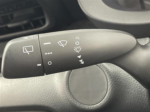 ヤリス ハイブリッドＸ　純正ナビ　ＡＭ　ＦＭ　Ｂｌｕｅｔｏｏｔｈ　バックカメラ　レーダークルーズコントロール　レーンキープアシスト　プリクラッシュセーフティ　ステアリングスイッチ　ビルトインＥＴＣ　オートライト　リモコンキー（13枚目）