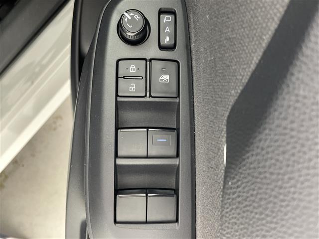 ヤリス ハイブリッドＸ　純正ナビ　ＡＭ　ＦＭ　Ｂｌｕｅｔｏｏｔｈ　バックカメラ　レーダークルーズコントロール　レーンキープアシスト　プリクラッシュセーフティ　ステアリングスイッチ　ビルトインＥＴＣ　オートライト　リモコンキー（15枚目）