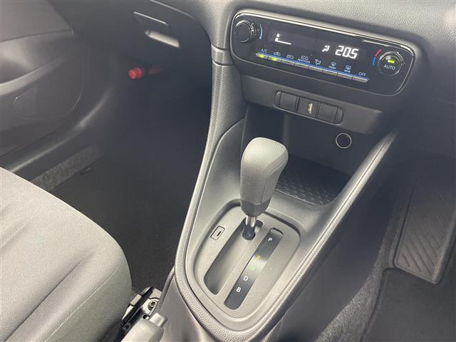 ヤリス ハイブリッドＸ　純正ナビ　ＡＭ　ＦＭ　Ｂｌｕｅｔｏｏｔｈ　バックカメラ　レーダークルーズコントロール　レーンキープアシスト　プリクラッシュセーフティ　ステアリングスイッチ　ビルトインＥＴＣ　オートライト　リモコンキー（17枚目）
