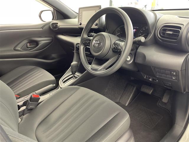 ヤリス ハイブリッドＸ　純正ナビ　ＡＭ　ＦＭ　Ｂｌｕｅｔｏｏｔｈ　バックカメラ　レーダークルーズコントロール　レーンキープアシスト　プリクラッシュセーフティ　ステアリングスイッチ　ビルトインＥＴＣ　オートライト　リモコンキー（19枚目）