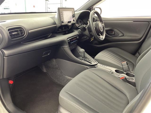 ヤリス ハイブリッドＸ　純正ナビ　ＡＭ　ＦＭ　Ｂｌｕｅｔｏｏｔｈ　バックカメラ　レーダークルーズコントロール　レーンキープアシスト　プリクラッシュセーフティ　ステアリングスイッチ　ビルトインＥＴＣ　オートライト　リモコンキー（23枚目）