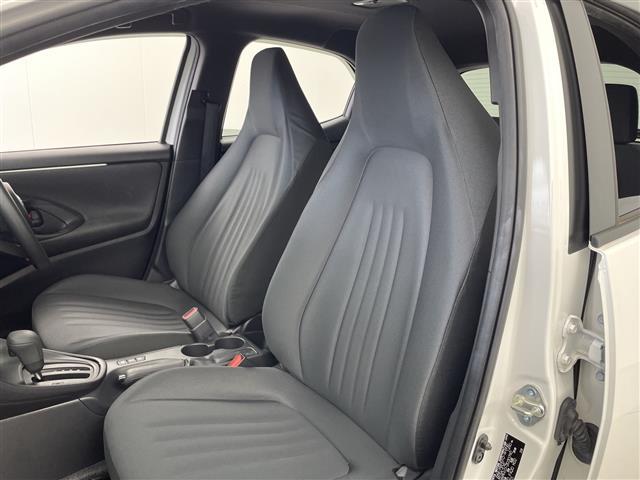 ヤリス ハイブリッドＸ　純正ナビ　ＡＭ　ＦＭ　Ｂｌｕｅｔｏｏｔｈ　バックカメラ　レーダークルーズコントロール　レーンキープアシスト　プリクラッシュセーフティ　ステアリングスイッチ　ビルトインＥＴＣ　オートライト　リモコンキー（24枚目）