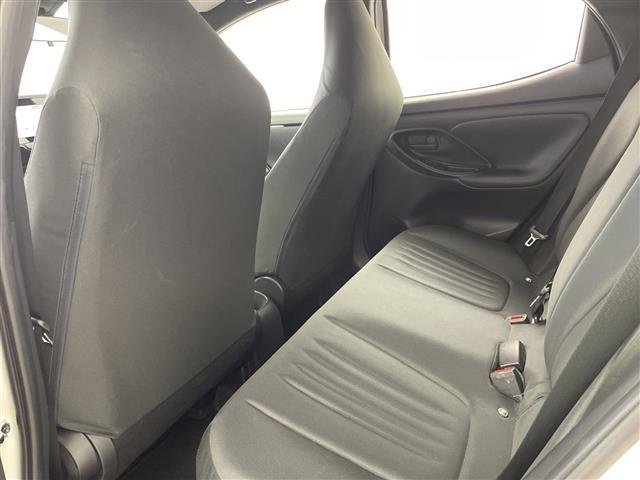 ヤリス ハイブリッドＸ　純正ナビ　ＡＭ　ＦＭ　Ｂｌｕｅｔｏｏｔｈ　バックカメラ　レーダークルーズコントロール　レーンキープアシスト　プリクラッシュセーフティ　ステアリングスイッチ　ビルトインＥＴＣ　オートライト　リモコンキー（25枚目）