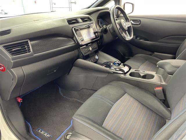 リーフ X 10万台記念車 プロパイロット 純正ナビ AM FM CD BT USB フルセグ AUX バックカメラ 純正ドライブレコーダービルトインETC ブラインドスポットモニター ステアリングヒーター 全席シートヒーター(24枚目)