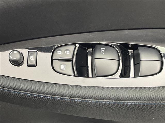 リーフ X 純正ナビ Bluetooth USB HDMI フルセグTV バックカメラ 衝突軽減ブレーキ 車線逸脱警報 道路標識表示 コーナーセンサー シートヒーター ステアリングヒーター ビルトインETC(18枚目)