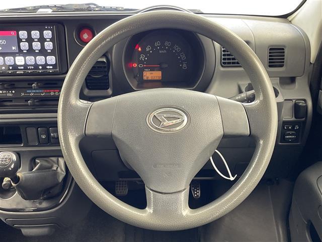 ハイゼットカーゴ クルーズリミテッド 5MT 社外ディスプレイオーディオ AM FM Bluetooth USB AUX 電動格納ミラー ヘッドライトレベライザー パワーウィンドウ 純正ドアバイザー 社外フロアマット(10枚目)