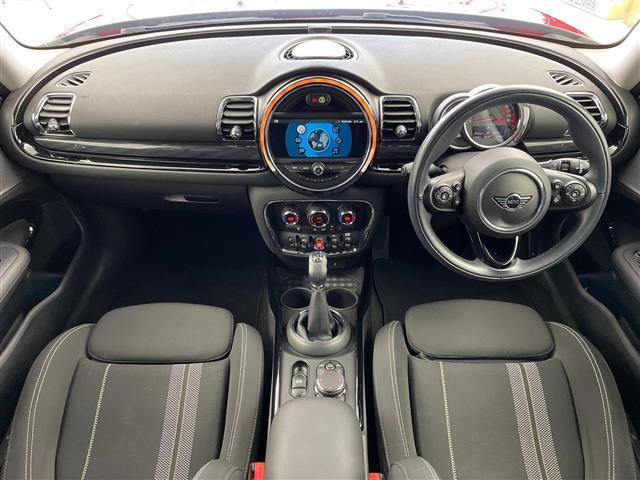 ＭＩＮＩ クーパーＳＤ　クラブマン　純正ナビ　Ｂｌｕｅｔｏｏｔｈ　ＵＳＢ　ＡＭ　ＦＭ　バックカメラ　衝突軽減ブレーキ　コーナーセンサー　オートＬＥＤヘッドライト　ＭＴモード付ＡＴ　電動格納ミラー　純正１７インチＡＷ　ステアリングスイッチ（2枚目）