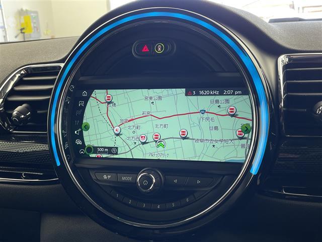 ＭＩＮＩ クーパーＳＤ　クラブマン　純正ナビ　Ｂｌｕｅｔｏｏｔｈ　ＵＳＢ　ＡＭ　ＦＭ　バックカメラ　衝突軽減ブレーキ　コーナーセンサー　オートＬＥＤヘッドライト　ＭＴモード付ＡＴ　電動格納ミラー　純正１７インチＡＷ　ステアリングスイッチ（6枚目）