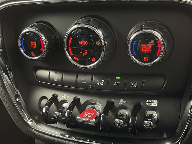 ＭＩＮＩ クーパーＳＤ　クラブマン　純正ナビ　Ｂｌｕｅｔｏｏｔｈ　ＵＳＢ　ＡＭ　ＦＭ　バックカメラ　衝突軽減ブレーキ　コーナーセンサー　オートＬＥＤヘッドライト　ＭＴモード付ＡＴ　電動格納ミラー　純正１７インチＡＷ　ステアリングスイッチ（7枚目）