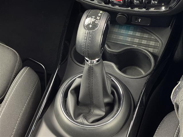 ＭＩＮＩ クーパーＳＤ　クラブマン　純正ナビ　Ｂｌｕｅｔｏｏｔｈ　ＵＳＢ　ＡＭ　ＦＭ　バックカメラ　衝突軽減ブレーキ　コーナーセンサー　オートＬＥＤヘッドライト　ＭＴモード付ＡＴ　電動格納ミラー　純正１７インチＡＷ　ステアリングスイッチ（8枚目）