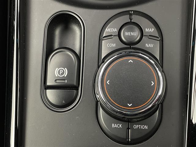 ＭＩＮＩ クーパーＳＤ　クラブマン　純正ナビ　Ｂｌｕｅｔｏｏｔｈ　ＵＳＢ　ＡＭ　ＦＭ　バックカメラ　衝突軽減ブレーキ　コーナーセンサー　オートＬＥＤヘッドライト　ＭＴモード付ＡＴ　電動格納ミラー　純正１７インチＡＷ　ステアリングスイッチ（9枚目）