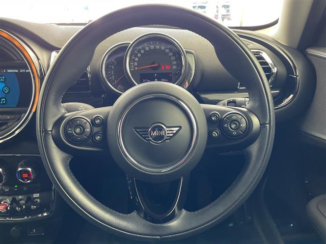 ＭＩＮＩ クーパーＳＤ　クラブマン　純正ナビ　Ｂｌｕｅｔｏｏｔｈ　ＵＳＢ　ＡＭ　ＦＭ　バックカメラ　衝突軽減ブレーキ　コーナーセンサー　オートＬＥＤヘッドライト　ＭＴモード付ＡＴ　電動格納ミラー　純正１７インチＡＷ　ステアリングスイッチ（10枚目）