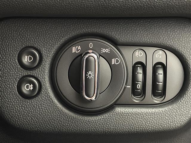 ＭＩＮＩ クーパーＳＤ　クラブマン　純正ナビ　Ｂｌｕｅｔｏｏｔｈ　ＵＳＢ　ＡＭ　ＦＭ　バックカメラ　衝突軽減ブレーキ　コーナーセンサー　オートＬＥＤヘッドライト　ＭＴモード付ＡＴ　電動格納ミラー　純正１７インチＡＷ　ステアリングスイッチ（15枚目）