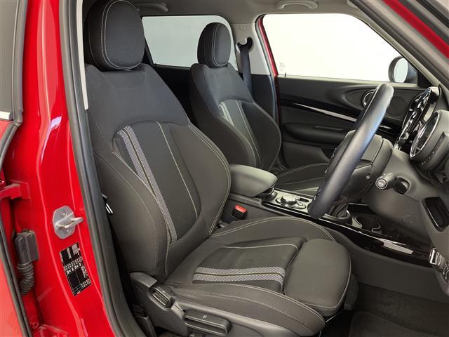 ＭＩＮＩ クーパーＳＤ　クラブマン　純正ナビ　Ｂｌｕｅｔｏｏｔｈ　ＵＳＢ　ＡＭ　ＦＭ　バックカメラ　衝突軽減ブレーキ　コーナーセンサー　オートＬＥＤヘッドライト　ＭＴモード付ＡＴ　電動格納ミラー　純正１７インチＡＷ　ステアリングスイッチ（18枚目）