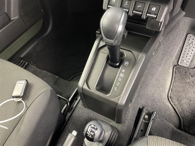 ジムニー ＸＣ　純正ナビ　フルセグＴＶ　ＢＴ　ＣＤ　ＤＶＤ　ＬＥＤヘッドライト　オートライト　オートマチックハイビーム　背面タイヤ　クルーズコントロール　衝突軽減ブレーキ　レーンキープアシスト　横滑り防止　４ＷＤ（9枚目）