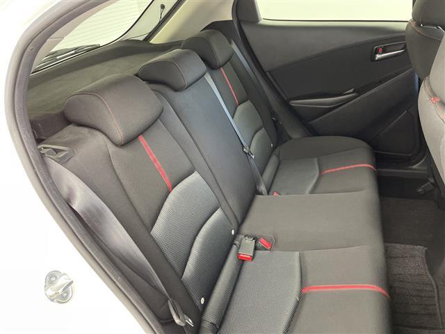 デミオ ＸＤツーリング　純正ナビ　ＡＭ　ＦＭ　ＣＤ　ＤＶＤ　ＢＴ　ＵＳＢ　ＡＵＸ　バックカメラ　クルーズコントロール　ヘッドップディスプレイ　ステアリングスイッチ　パドルシフト　ＡＡＣ　純正フロアマット　純正ＡＷ　ＬＥＤ（25枚目）