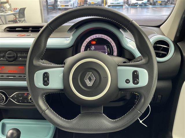 トゥインゴ インテンス　純正カーオーディオ　社外ドラレコ　純正フロアマット　アイドリングストップ　オートライト　フォグランプ　コーナーセンサー　革巻ステアリング　社外ＥＴＣ　トノカバー　ＡＭ　ＦＭ　ＵＳＢ　Ｂｌｕｅｔｏｏｔｈ（7枚目）