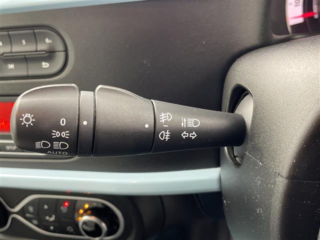 トゥインゴ インテンス　純正カーオーディオ　社外ドラレコ　純正フロアマット　アイドリングストップ　オートライト　フォグランプ　コーナーセンサー　革巻ステアリング　社外ＥＴＣ　トノカバー　ＡＭ　ＦＭ　ＵＳＢ　Ｂｌｕｅｔｏｏｔｈ（8枚目）