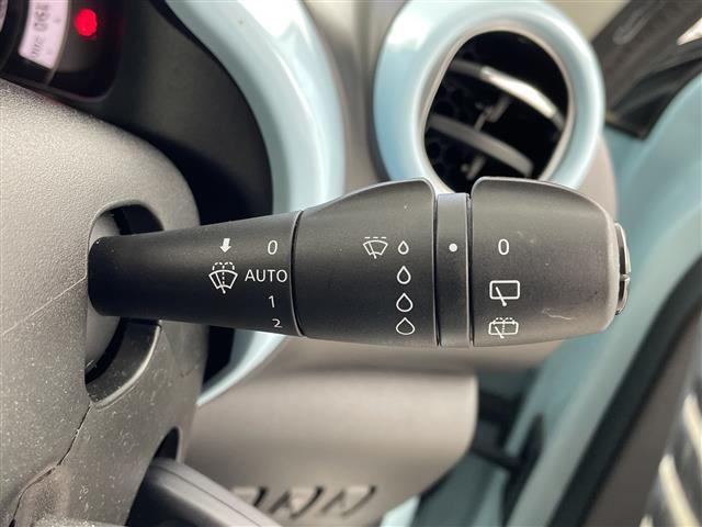 トゥインゴ インテンス　純正カーオーディオ　社外ドラレコ　純正フロアマット　アイドリングストップ　オートライト　フォグランプ　コーナーセンサー　革巻ステアリング　社外ＥＴＣ　トノカバー　ＡＭ　ＦＭ　ＵＳＢ　Ｂｌｕｅｔｏｏｔｈ（9枚目）