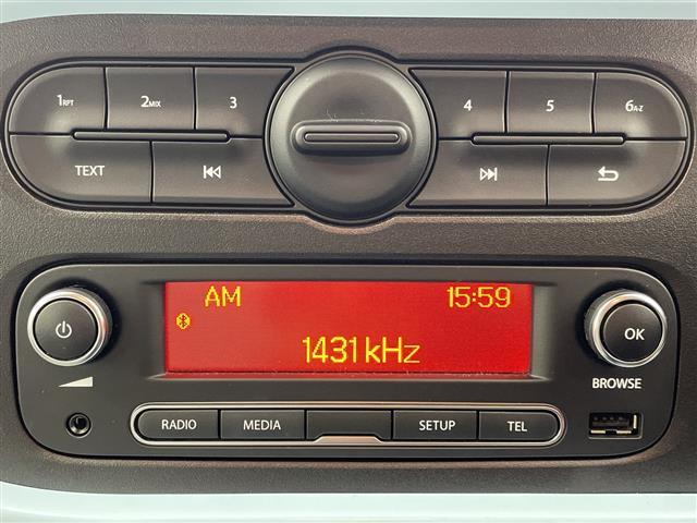 トゥインゴ インテンス　純正カーオーディオ　社外ドラレコ　純正フロアマット　アイドリングストップ　オートライト　フォグランプ　コーナーセンサー　革巻ステアリング　社外ＥＴＣ　トノカバー　ＡＭ　ＦＭ　ＵＳＢ　Ｂｌｕｅｔｏｏｔｈ（12枚目）