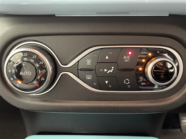 トゥインゴ インテンス　純正カーオーディオ　社外ドラレコ　純正フロアマット　アイドリングストップ　オートライト　フォグランプ　コーナーセンサー　革巻ステアリング　社外ＥＴＣ　トノカバー　ＡＭ　ＦＭ　ＵＳＢ　Ｂｌｕｅｔｏｏｔｈ（13枚目）