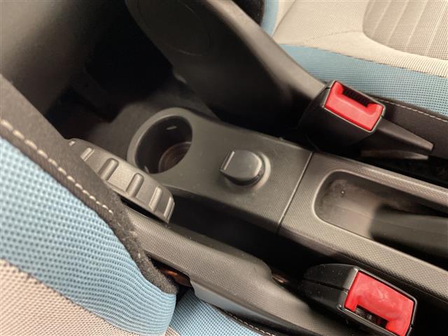 トゥインゴ インテンス　純正カーオーディオ　社外ドラレコ　純正フロアマット　アイドリングストップ　オートライト　フォグランプ　コーナーセンサー　革巻ステアリング　社外ＥＴＣ　トノカバー　ＡＭ　ＦＭ　ＵＳＢ　Ｂｌｕｅｔｏｏｔｈ（17枚目）