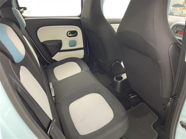 トゥインゴ インテンス　純正カーオーディオ　社外ドラレコ　純正フロアマット　アイドリングストップ　オートライト　フォグランプ　コーナーセンサー　革巻ステアリング　社外ＥＴＣ　トノカバー　ＡＭ　ＦＭ　ＵＳＢ　Ｂｌｕｅｔｏｏｔｈ（20枚目）