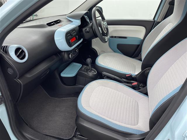 トゥインゴ インテンス　純正カーオーディオ　社外ドラレコ　純正フロアマット　アイドリングストップ　オートライト　フォグランプ　コーナーセンサー　革巻ステアリング　社外ＥＴＣ　トノカバー　ＡＭ　ＦＭ　ＵＳＢ　Ｂｌｕｅｔｏｏｔｈ（22枚目）