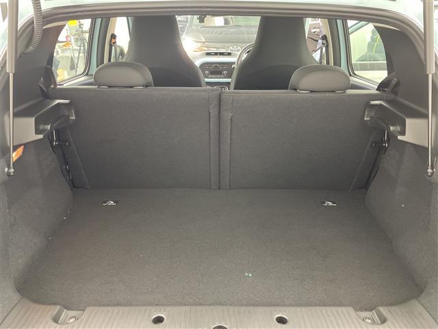 トゥインゴ インテンス　純正カーオーディオ　社外ドラレコ　純正フロアマット　アイドリングストップ　オートライト　フォグランプ　コーナーセンサー　革巻ステアリング　社外ＥＴＣ　トノカバー　ＡＭ　ＦＭ　ＵＳＢ　Ｂｌｕｅｔｏｏｔｈ（26枚目）