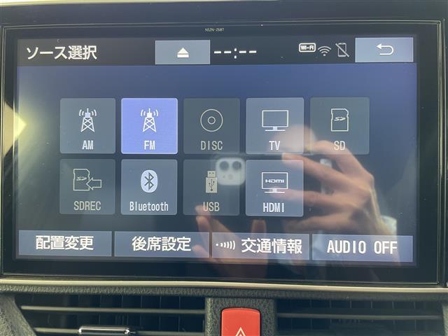 エスクァイア Gi 純正10型ナビ フルセグ Bluetooth USB CD DVD HDMI バックカメラ 純正フリップダウンモニター 両側パワースライドドア シートヒーター クルーズコントロール ドライブレコーダー(3枚目)