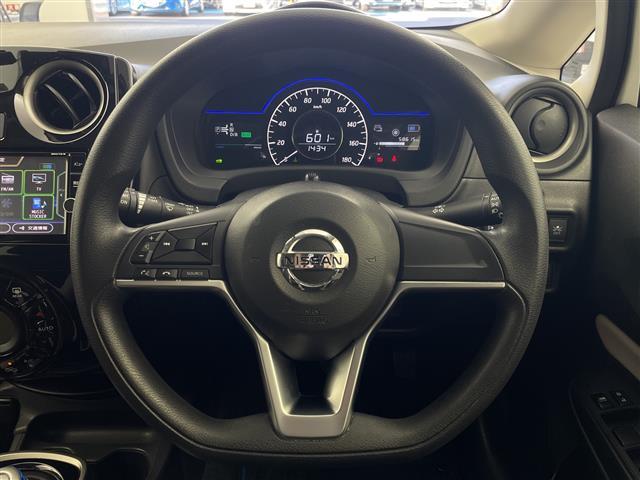 ノート e-パワー X 純正SDナビ CD DVD Bluetooth フルセグTV アラウンドビューモニター デジタルインナーミラー エマージェンシーブレーキ レーンキープアシスト ステアリングリモコン 純正フロアマット(6枚目)