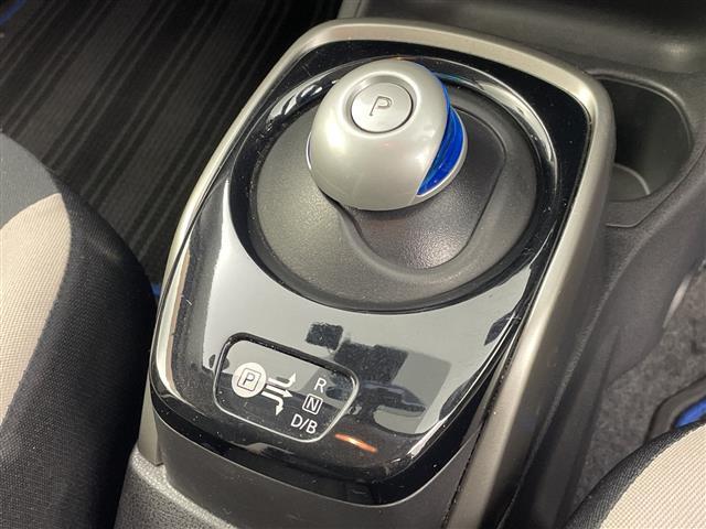 ノート e-パワー X 純正SDナビ CD DVD Bluetooth フルセグTV アラウンドビューモニター デジタルインナーミラー エマージェンシーブレーキ レーンキープアシスト ステアリングリモコン 純正フロアマット(11枚目)