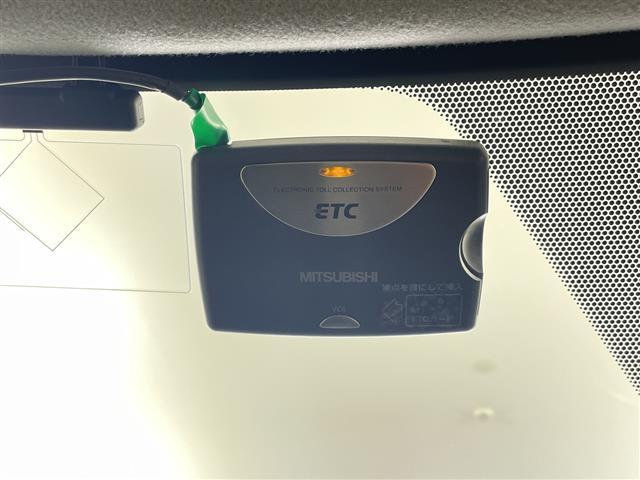 シエンタ ハイブリッドG クエロ 純正SDナビ ワンセグ バックカメラ ハーフレザーシート シートヒーター 両側パワースライドドア トヨタセーフティセンス プリクラッシュセーフティ レーンキープ オートハイビーム プッシュスタート(10枚目)