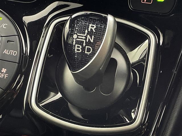 ノア ハイブリッドSi ダブルバイビーII 純正ナビ CD DVD USB Bluetooth フルセグ 純正後席モニター 両側電動ドア シートヒーター クルーズコントロール 衝突軽減ブレーキ レーンキープアシスト オートLEDヘッドライト(20枚目)