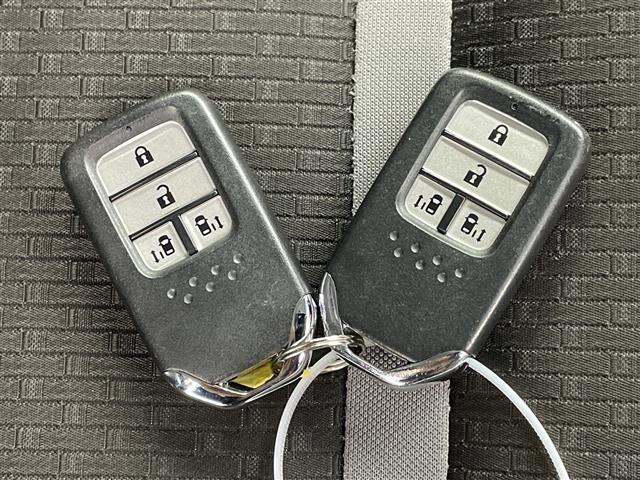 ステップワゴンスパーダ ｅ：ＨＥＶスパーダ　Ｇ・ＥＸ　ホンダセンシング　純正ナビ　バックカメラ　衝突軽減ブレーキ　誤発進抑制機能　レーンキープアシスト　レーダークルーズコントロール　ドライブレコーダー　ＥＴＣ　両側パワースライドドア　革巻きステアリング　純正ＡＷ　ＬＥＤ（21枚目）