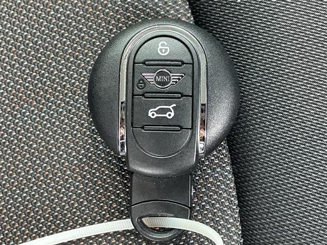 ＭＩＮＩ クロスオーバー　バッキンガム　純正ナビ　バックカメラ　衝突軽減ブレーキ　レーダークルーズコントロール　コーナーセンサー　電動パーキングブレーキ　純正ドライブレコーダー　ＥＴＣ　純正アルミホイール　フロアマット　電格ミラー（17枚目）