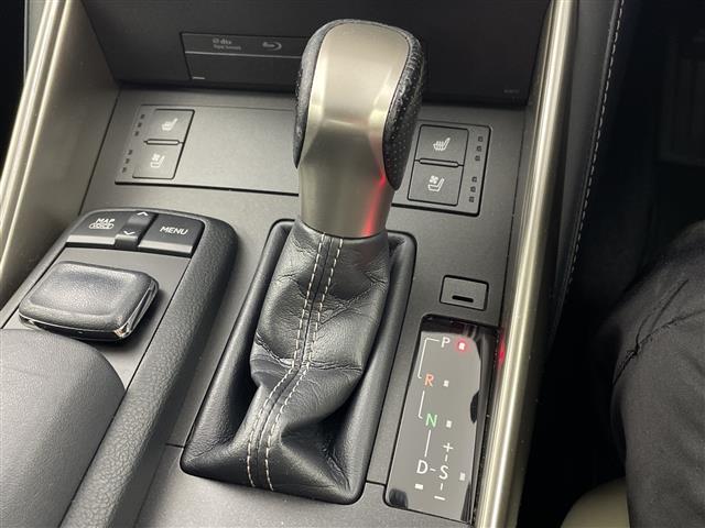 ＩＳ ＩＳ３００ｈ　Ｆスポーツモードプラス　サンルーフ　純正ナビ　バックカメラ　革シート　シートヒーター　ベンチレーション　シートメモリ　レーダークルーズコントロール　コーナーセンサー　パドルシフト　スタッドレスＡＷセット積込　純正ＡＷ　ＥＴＣ（12枚目）