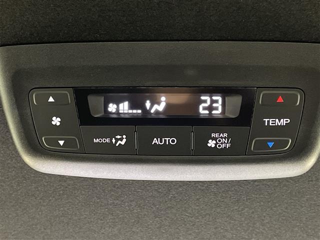 ステップワゴン ｅ：ＨＥＶスパーダ　追従型クルーズコントロール　レーンキープアシスト　横滑り防止　衝突軽減ブレーキ　両側パワースライドドア　パワーバックドア　ＬＥＤヘッドライト　オートライト　オートマチックハイビーム　シートヒーター（15枚目）