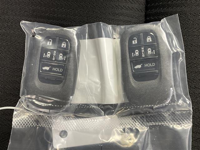 ステップワゴン ｅ：ＨＥＶスパーダ　追従型クルーズコントロール　レーンキープアシスト　横滑り防止　衝突軽減ブレーキ　両側パワースライドドア　パワーバックドア　ＬＥＤヘッドライト　オートライト　オートマチックハイビーム　シートヒーター（18枚目）