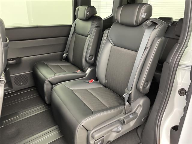 ステップワゴン ｅ：ＨＥＶスパーダ　追従型クルーズコントロール　レーンキープアシスト　横滑り防止　衝突軽減ブレーキ　両側パワースライドドア　パワーバックドア　ＬＥＤヘッドライト　オートライト　オートマチックハイビーム　シートヒーター（22枚目）