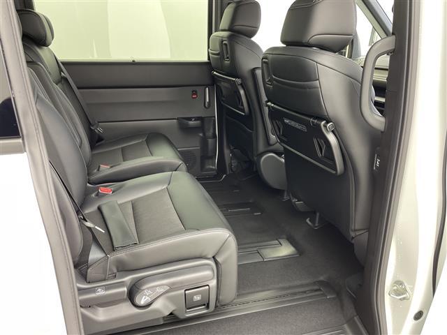 ステップワゴン ｅ：ＨＥＶスパーダ　追従型クルーズコントロール　レーンキープアシスト　横滑り防止　衝突軽減ブレーキ　両側パワースライドドア　パワーバックドア　ＬＥＤヘッドライト　オートライト　オートマチックハイビーム　シートヒーター（23枚目）