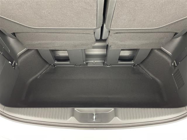 ステップワゴン ｅ：ＨＥＶスパーダ　追従型クルーズコントロール　レーンキープアシスト　横滑り防止　衝突軽減ブレーキ　両側パワースライドドア　パワーバックドア　ＬＥＤヘッドライト　オートライト　オートマチックハイビーム　シートヒーター（28枚目）