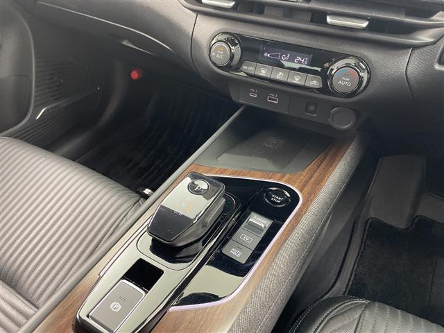 オーラ Ｇ　レザーエディション　純正９インチナビ　ＡＭ　ＦＭ　フルセグ　ＡｐｐｌｅＣａｒＰｌａｙ　ＨＤＭＩ　ＢＯＳＥパーソナルプラスサウンドシステム　全方位カメラ　レーダークルーズコントロール　ワイヤレス充電　レザーシート　ＥＴＣ（7枚目）