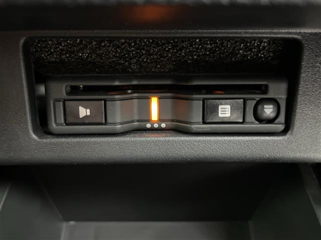 エルグランド ２５０ハイウェイスターＳ　社外９インチナビ　フリップダウンモニター　アラウンドビューモニター　エマージェンシーブレーキ　ハーフレザーシート　純正アルミホイール　両側パワースライドドア　レーダークルーズコントロール　ドラレコ（17枚目）