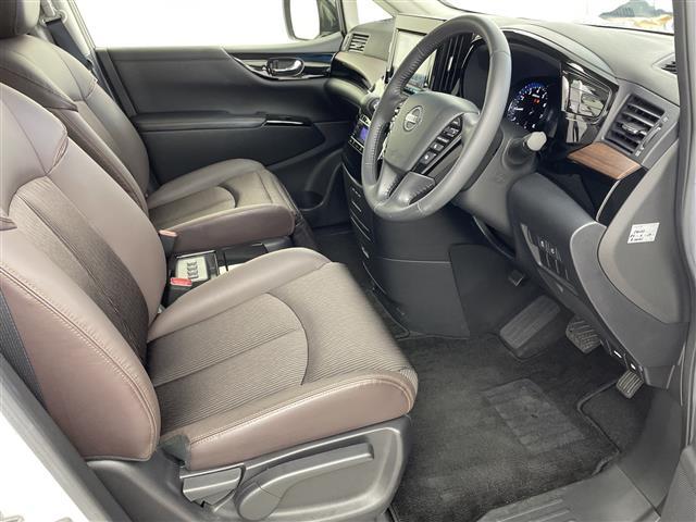 エルグランド ２５０ハイウェイスターＳ　社外９インチナビ　フリップダウンモニター　アラウンドビューモニター　エマージェンシーブレーキ　ハーフレザーシート　純正アルミホイール　両側パワースライドドア　レーダークルーズコントロール　ドラレコ（20枚目）