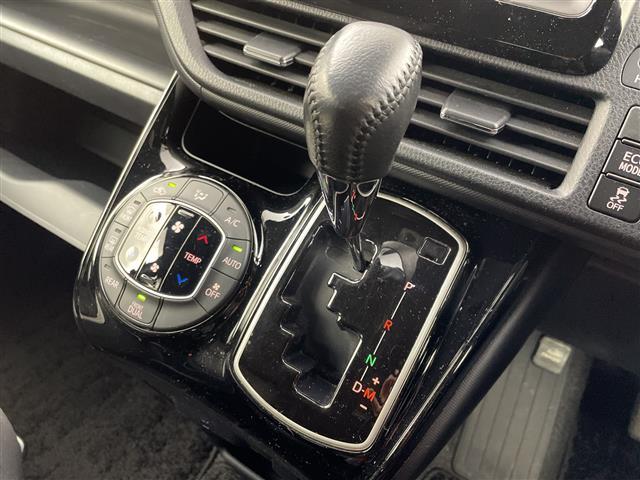 ヴォクシー ＺＳ　純正ナビ　ＣＤ　ＤＶＤ　フルセグＴＶ　Ｂｌｕｅｔｏｏｔｈ　バックカメラ　片側パワースライドドア　クルーズコントロール　前方ドライブレコーダー　ビルトインＥＴＣ　プッシュスタート　スマートキー（4枚目）