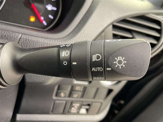 ヴォクシー ＺＳ　純正ナビ　ＣＤ　ＤＶＤ　フルセグＴＶ　Ｂｌｕｅｔｏｏｔｈ　バックカメラ　片側パワースライドドア　クルーズコントロール　前方ドライブレコーダー　ビルトインＥＴＣ　プッシュスタート　スマートキー（9枚目）